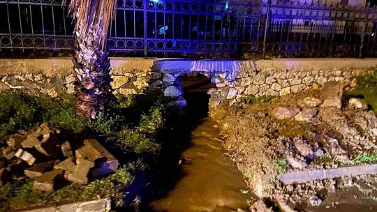 Marmaris'te sağanak yağış nedeniyle yollar kapandı, iş yerlerini su bastı