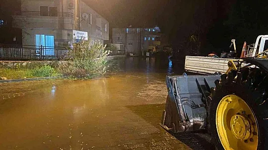 Marmaris'te sağanak yağış nedeniyle yollar kapandı, iş yerlerini su bastı