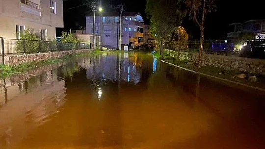 Marmaris'te sağanak yağış nedeniyle yollar kapandı, iş yerlerini su bastı