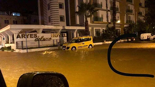 Marmaris'te sağanak yağış nedeniyle yollar kapandı, iş yerlerini su bastı