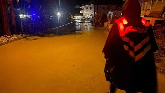 Marmaris'te sağanak yağış nedeniyle yollar kapandı, iş yerlerini su bastı