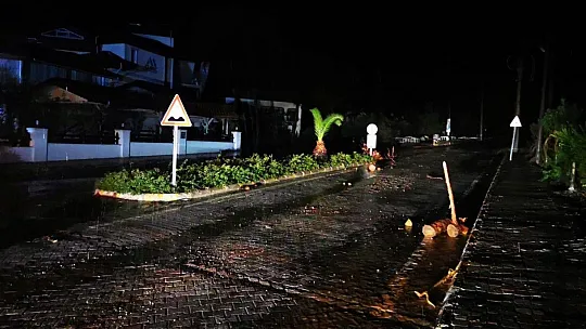 Marmaris'te sağanak yağış sonrası cadde ve sokaklar sele döndü