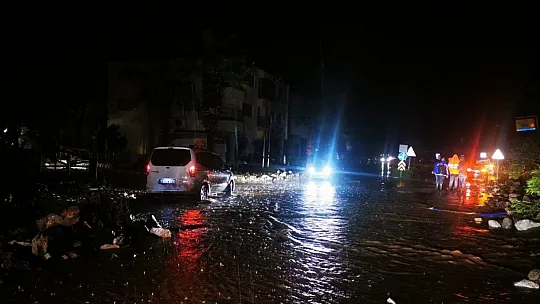 Marmaris'te sağanak yağış sonrası cadde ve sokaklar sele döndü
