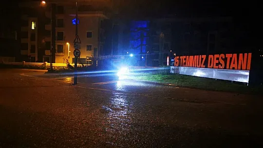 Marmaris'te sağanak yağış sonrası cadde ve sokaklar sele döndü
