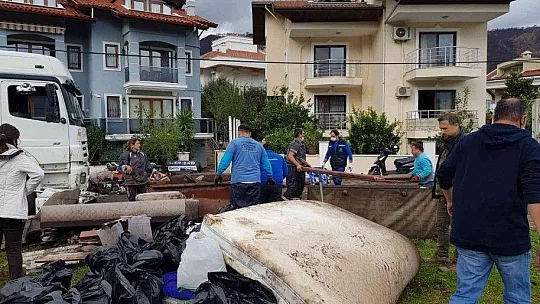 Marmaris'te selden zarar gören evlerde temizlik çalışması devam ediyor