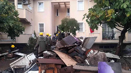 Marmaris'te selden zarar gören evlerde temizlik çalışması devam ediyor