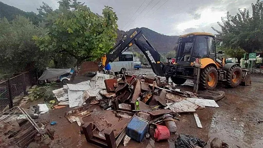 Marmaris'te selden zarar gören evlerde temizlik çalışması devam ediyor