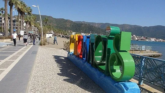 Marmaris'te sıcak havayı gören sahile indi