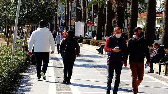 Marmaris'te sıcak havayı gören sahile indi