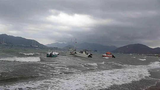 Marmaris'te şiddetli fırtına tekneleri karaya attı