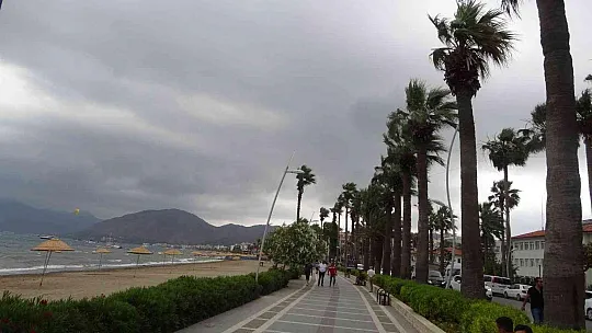 Marmaris'te şiddetli fırtına tekneleri karaya attı