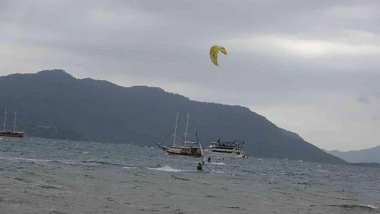 Marmaris'te şiddetli fırtına tekneleri karaya attı