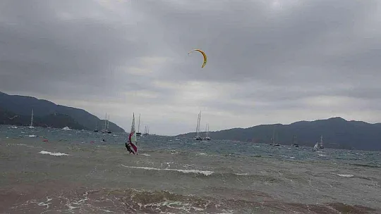 Marmaris'te şiddetli fırtına tekneleri karaya attı