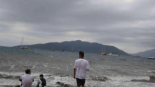 Marmaris'te şiddetli fırtına tekneleri karaya attı