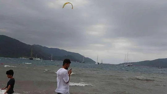 Marmaris'te şiddetli fırtına tekneleri karaya attı