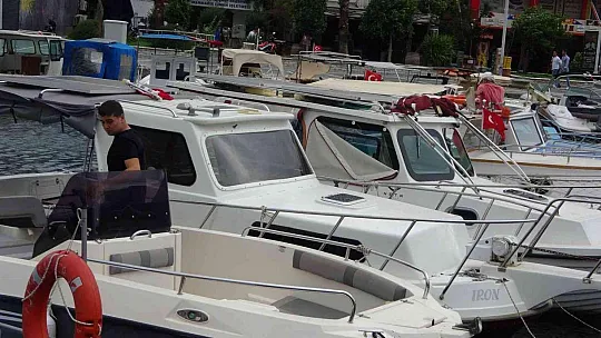 Marmaris'te şiddetli fırtına tekneleri karaya attı