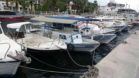 Marmaris'te şiddetli fırtına tekneleri karaya attı