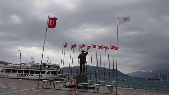 Marmaris'te şiddetli fırtına tekneleri karaya attı