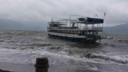 Marmaris'te şiddetli rüzgar hayatı olumsuz etkiledi