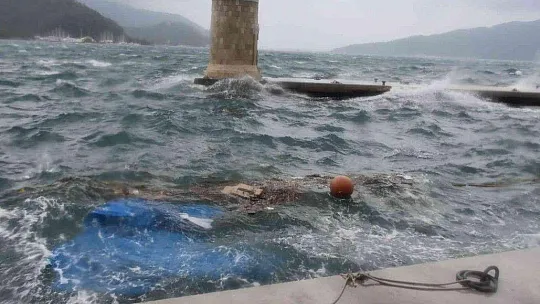 Marmaris'te şiddetli rüzgar hayatı olumsuz etkiledi