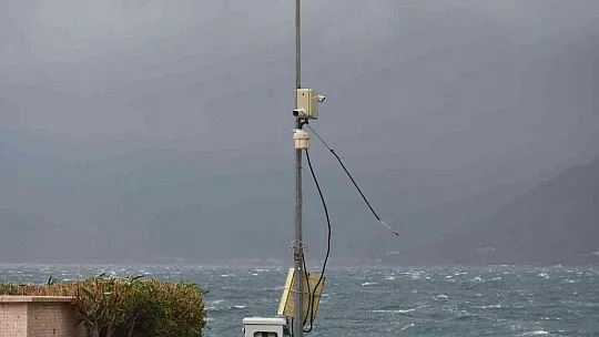 Marmaris'te şiddetli rüzgar hayatı olumsuz etkiledi