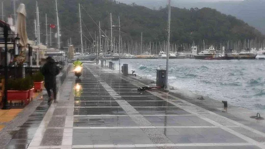 Marmaris'te şiddetli rüzgar hayatı olumsuz etkiledi