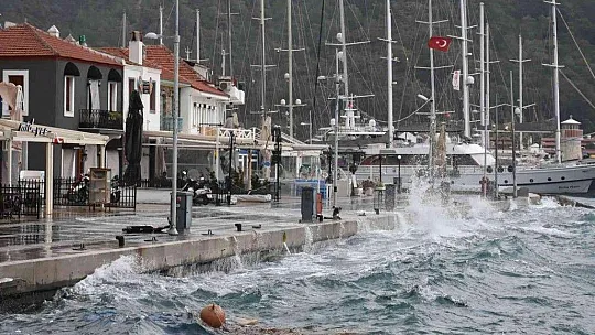 Marmaris'te şiddetli rüzgar hayatı olumsuz etkiledi