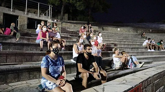 Marmaris'te sosyal mesafeli film keyfi