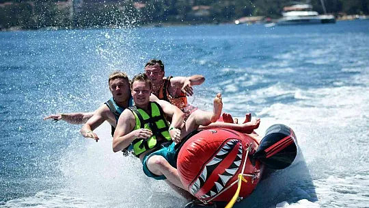 Marmaris'te su sporları turistlerin vazgeçilmezi oldu