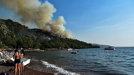 Marmaris'te tatil ve yangın bir arada