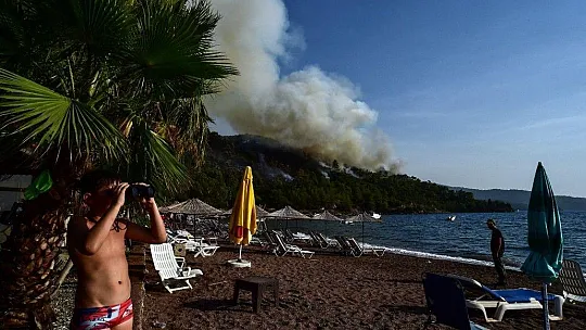 Marmaris'te tatil ve yangın bir arada