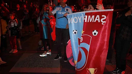 Marmaris'te Trabzonspor şampiyonluğu konvoylar ve meşaleler ile kutlandı