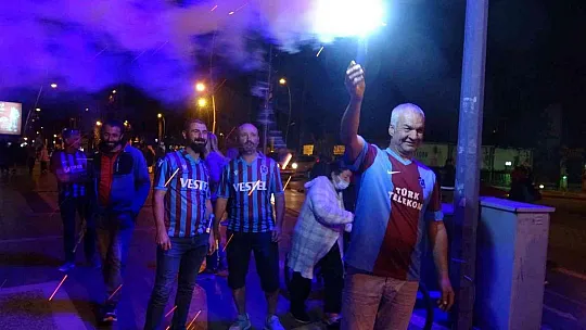 Marmaris'te Trabzonspor şampiyonluğu konvoylar ve meşaleler ile kutlandı