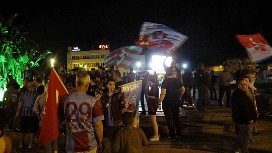Marmaris'te Trabzonspor şampiyonluğu konvoylar ve meşaleler ile kutlandı