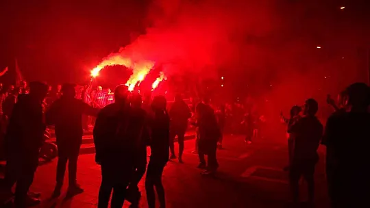 Marmaris'te Trabzonspor şampiyonluğu konvoylar ve meşaleler ile kutlandı