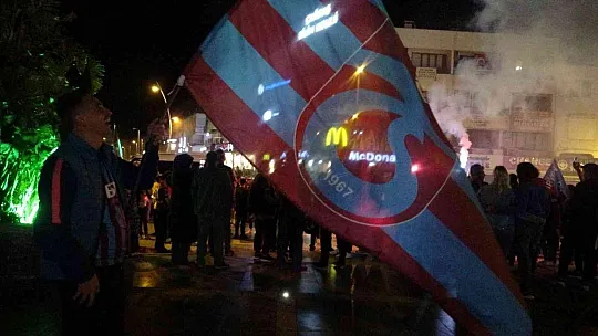 Marmaris'te Trabzonspor şampiyonluğu konvoylar ve meşaleler ile kutlandı
