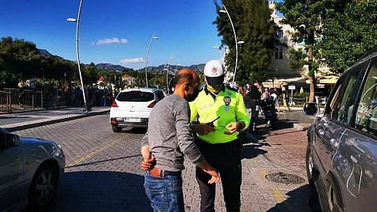 Marmaris'te trafik ekipleri kural tanımayanları denetliyor