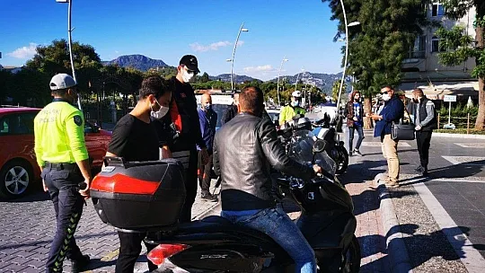 Marmaris'te trafik ekipleri kural tanımayanları denetliyor