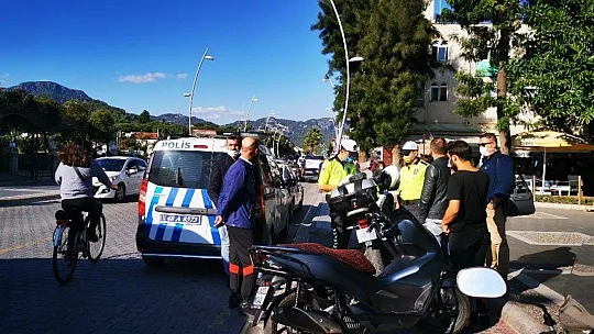Marmaris'te trafik ekipleri kural tanımayanları denetliyor