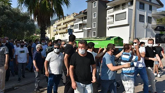 Marmaris'te üzerine su deposu düşerek ölen genç toprağa verildi