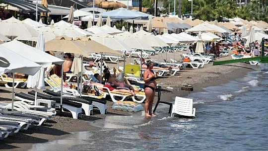 Marmaris'te vatandaşlar gece gündüz denizden vazçemedi