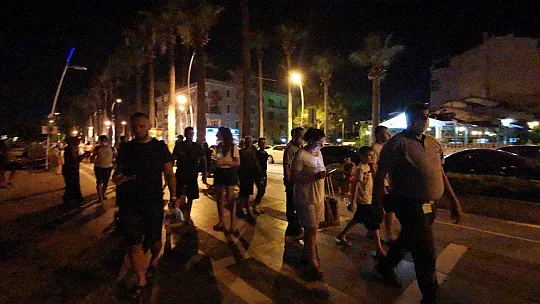 Marmaris'te vatandaşlar gece gündüz denizden vazçemedi