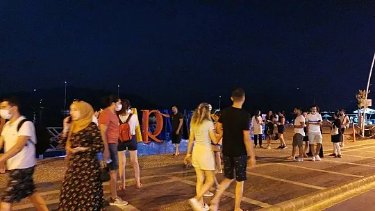 Marmaris'te vatandaşlar gece gündüz denizden vazçemedi
