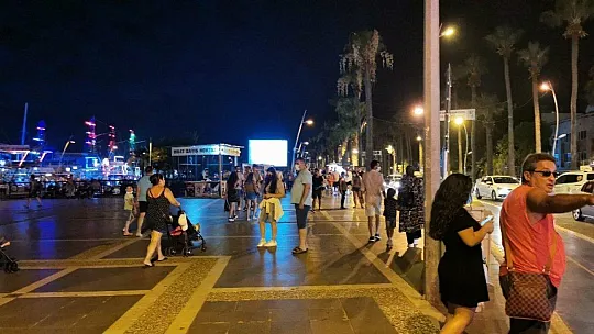 Marmaris'te vatandaşlar gece gündüz denizden vazçemedi