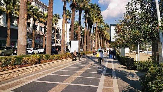 Marmaris'te vatandaşlar güzel havanın keyfini sürüyor