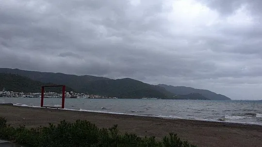 Marmaris'te yağmurlu hava etkisini sürdürüyor