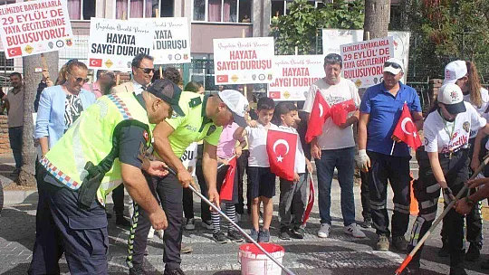 MARMARİS'TE YAYA GEÇİTLERİ KIRMIZIYA BOYANDI