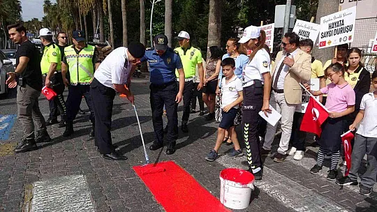 MARMARİS'TE YAYA GEÇİTLERİ KIRMIZIYA BOYANDI