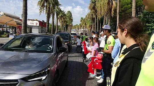 MARMARİS'TE YAYA GEÇİTLERİ KIRMIZIYA BOYANDI