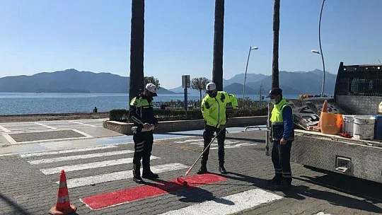 MARMARİS'TE YAYA GEÇİTLERİ KIRMIZIYA BOYANDI